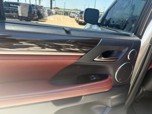 Used 2016 Lexus LX 570 4WD w/ Luxury Package image 11