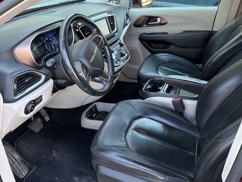 Used 2018 Chrysler Pacifica Touring-L FWD image 3