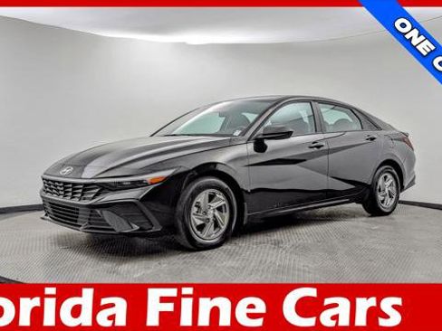 Used 2025 Hyundai Elantra SE image 1