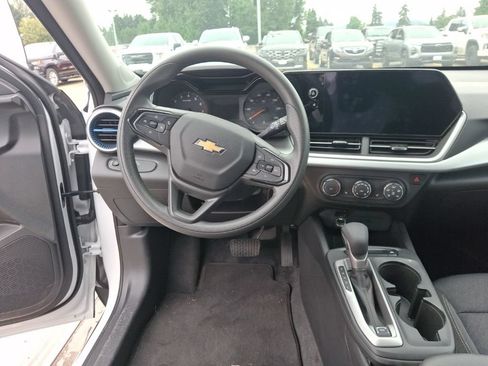 Used 2025 Chevrolet Trax LS w/ LS Convenience Package FWD image 12