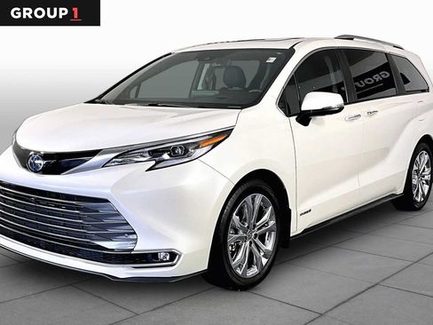 Used 2021 Toyota Sienna Platinum FWD image 1