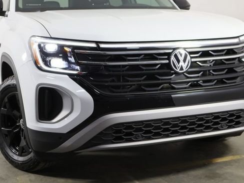 Used 2025 Volkswagen Atlas Peak Edition SE AWD/4WD image 51