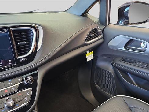 Used 2026 Chrysler Pacifica Limited image 22