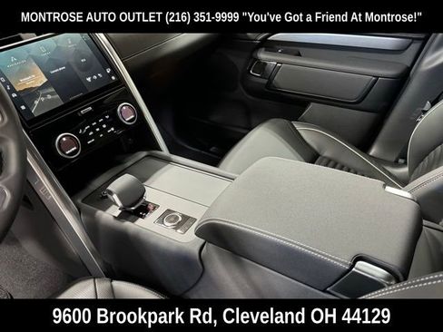 New 2024 Land Rover Discovery Dynamic SE image 12