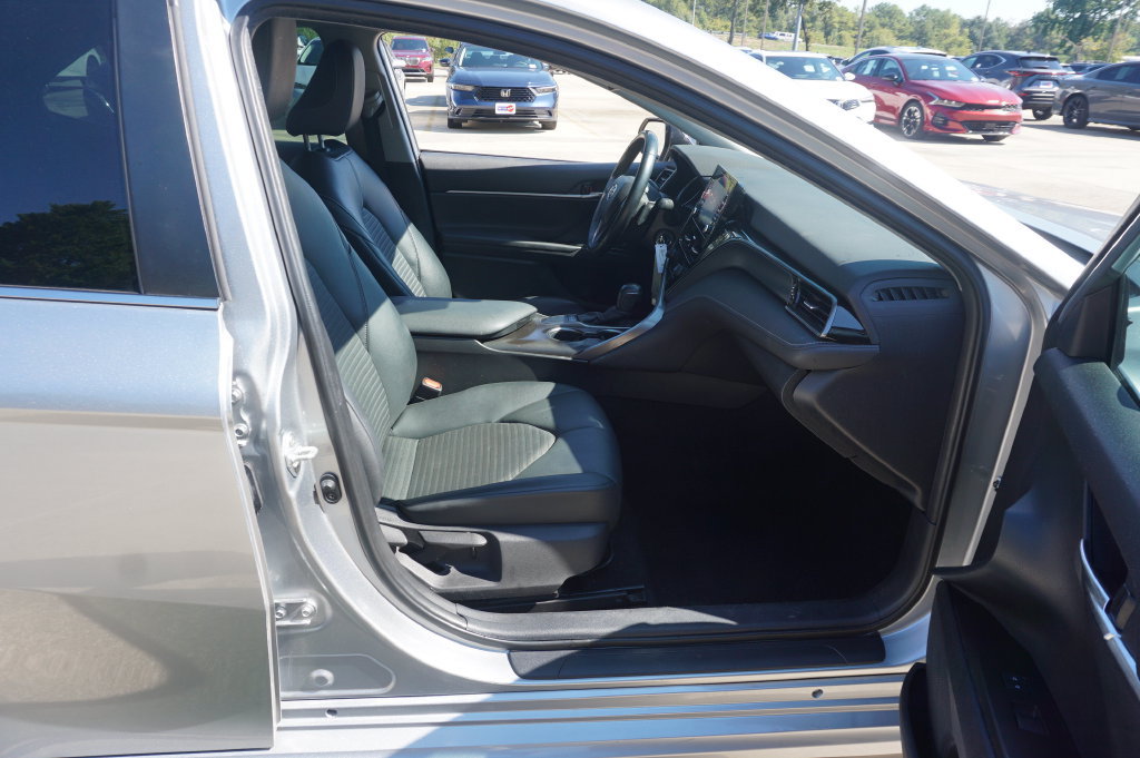 Used 2022 Toyota Camry SE FWD image 17