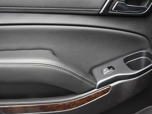 Used 2020 Chevrolet Suburban LT image 24