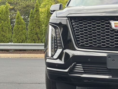 Used 2026 Cadillac Escalade Platinum Sport w/ LPO, Floor Liner Package AWD/4WD image 19