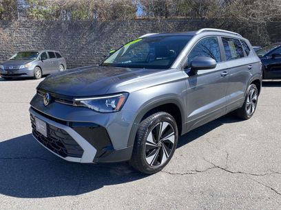 Used 2025 Volkswagen Taos SE w/ Panoramic Sunroof Package