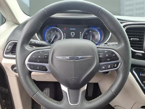 Used 2023 Chrysler Pacifica Touring-L FWD image 9