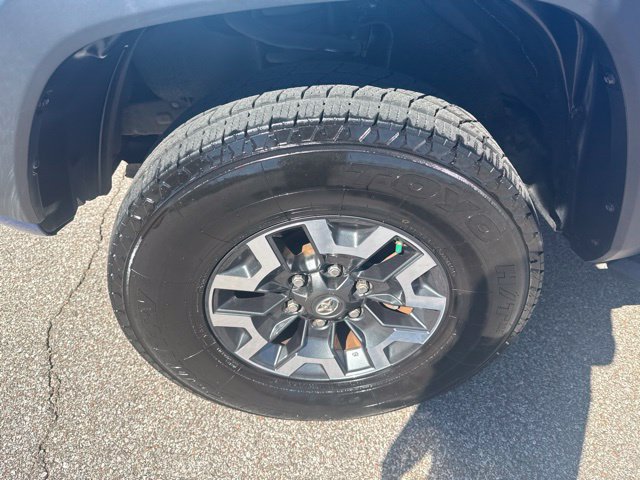 Used 2017 Toyota Tacoma TRD Off-Road w/ Premium & Technology Package AWD/4WD image 13