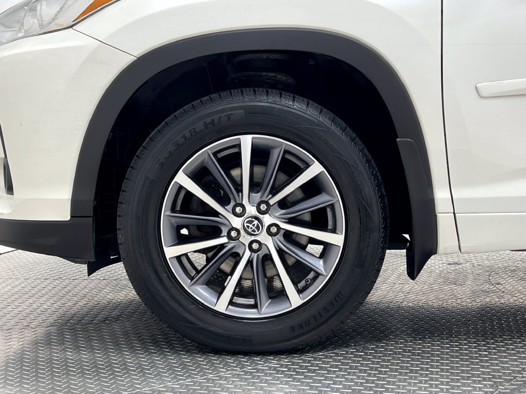Used 2018 Toyota Highlander XLE AWD/4WD image 37