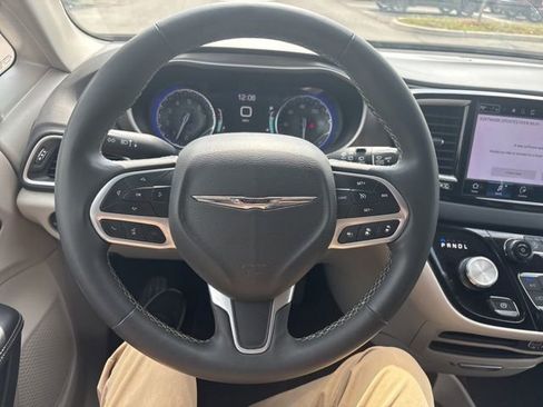 Used 2023 Chrysler Pacifica Touring-L image 27