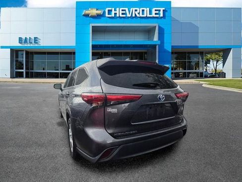 Used 2021 Toyota Highlander LE FWD image 6