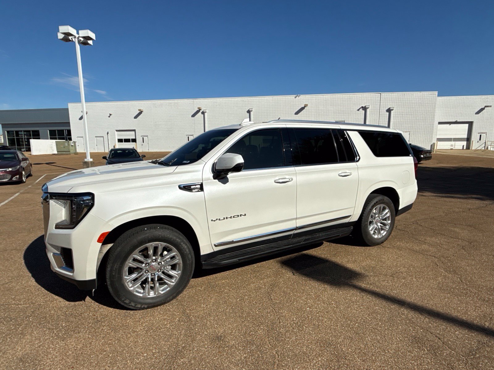 Used 2023 GMC Yukon XL SLT w/ SLT Premium Package RWD image 1