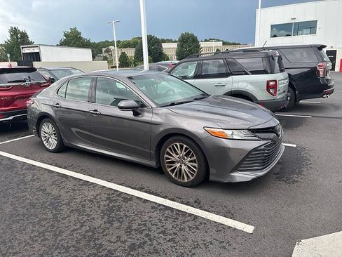 Used 2018 Toyota Camry XLE FWD image 3