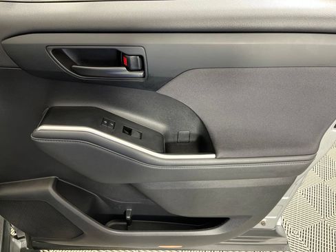 Used 2022 Toyota Highlander LE FWD image 23