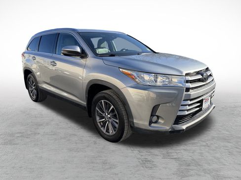 Used 2019 Toyota Highlander AWD V6 image 3
