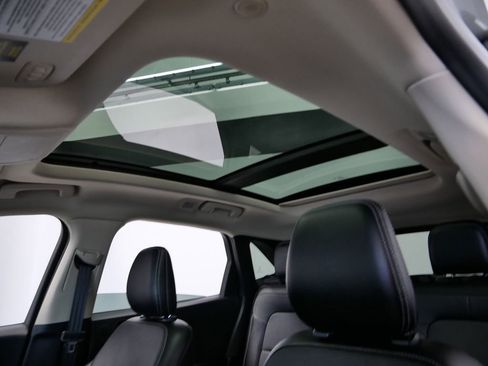 Used 2020 Ford Escape Titanium image 4