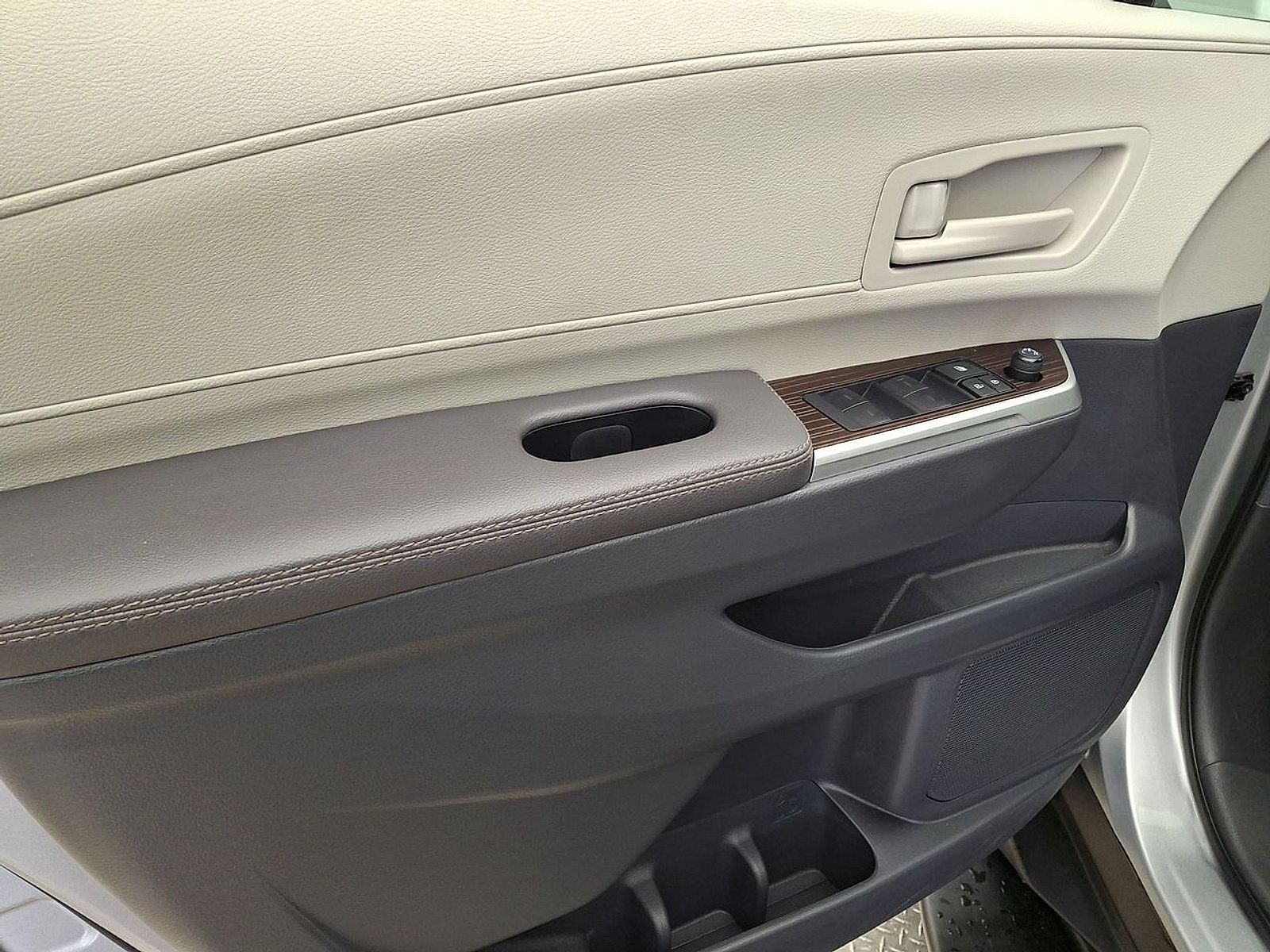 Used 2024 Toyota Sienna LE FWD image 13