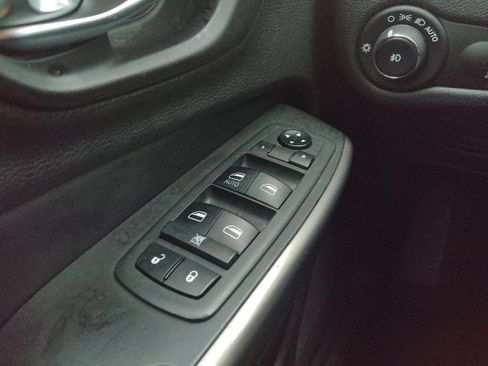 Used 2019 Jeep Cherokee Latitude w/ Popular Appearance Group FWD image 27