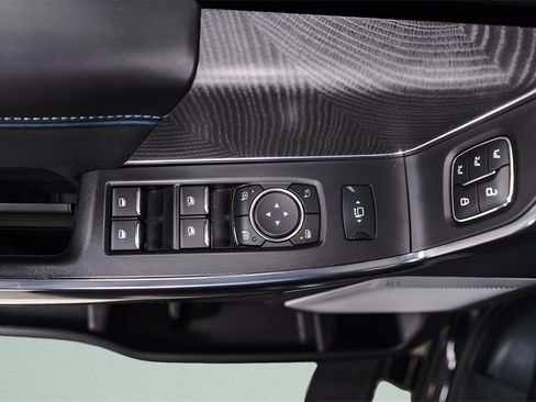 Used 2025 Ford F250 Platinum image 27