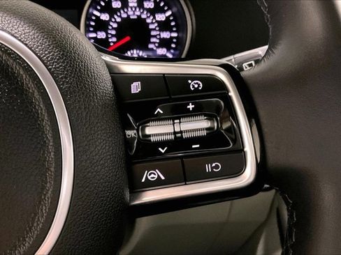 Used 2024 Kia Carnival LX image 19