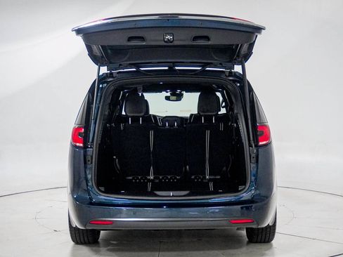 Used 2025 Chrysler Pacifica Limited FWD image 8