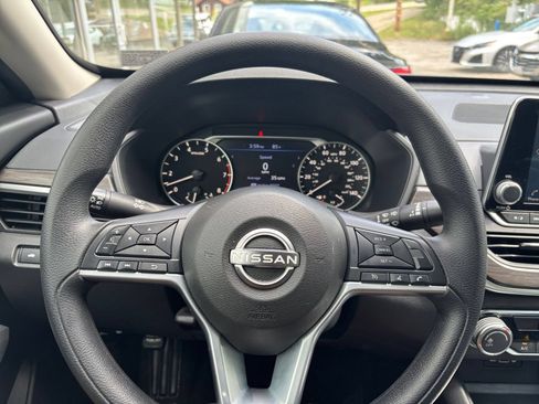 Used 2025 Nissan Altima 2.5 SV FWD image 29