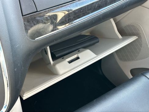 Used 2015 Chrysler Town & Country Touring FWD image 39
