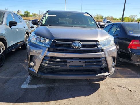 Used 2018 Toyota Highlander SE image 3