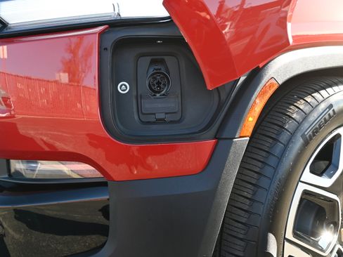 Used 2025 Rivian R1T Adventure image 38