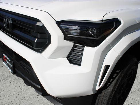 Used 2025 Toyota Tacoma SR5 image 10