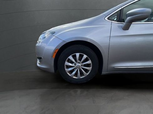 Used 2019 Chrysler Pacifica Touring-L FWD image 15