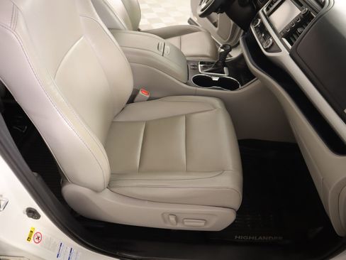 Used 2019 Toyota Highlander XLE image 13