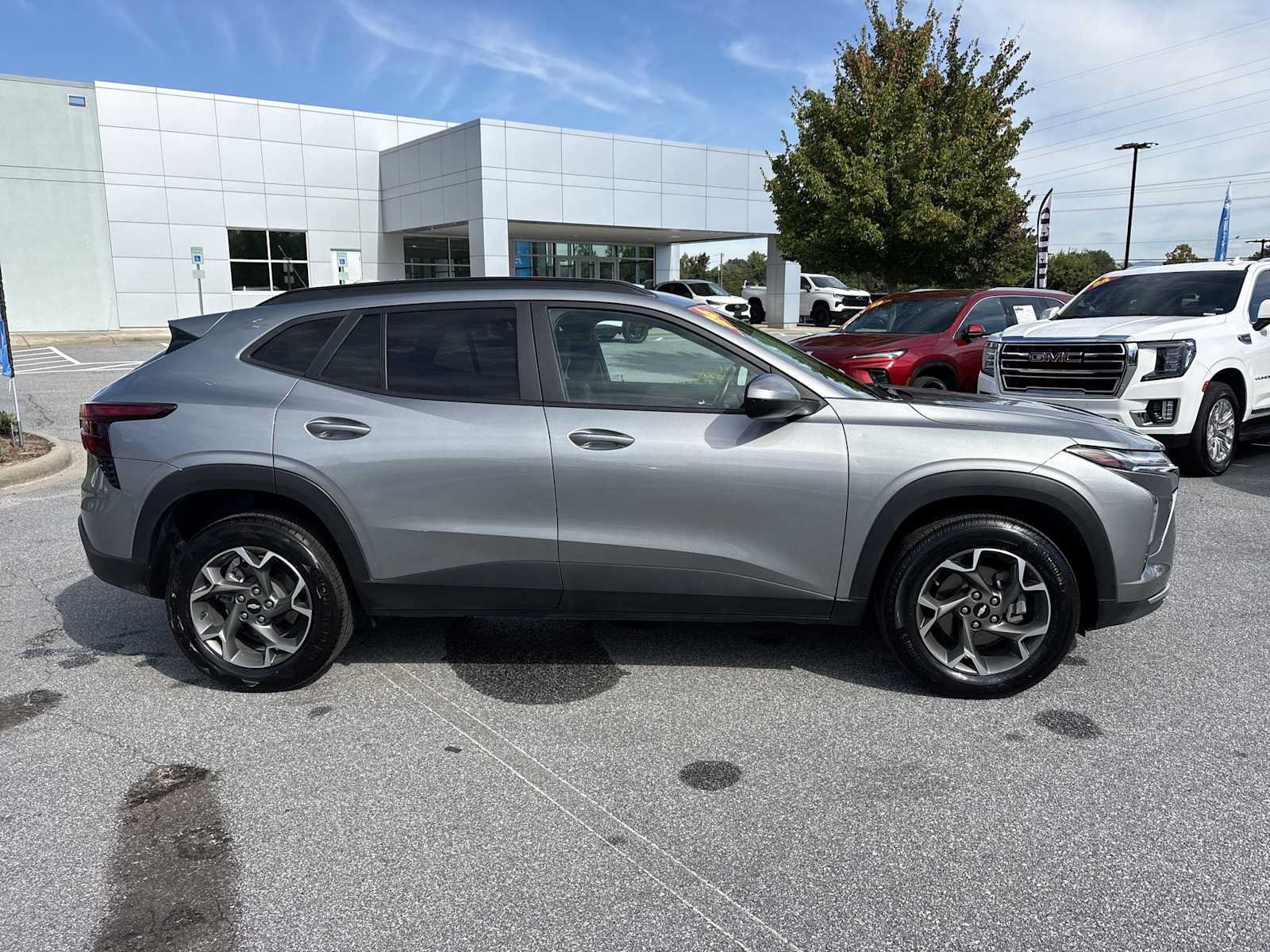 Used 2024 Chevrolet Trax LT w/ Driver Confidence Package FWD image 5