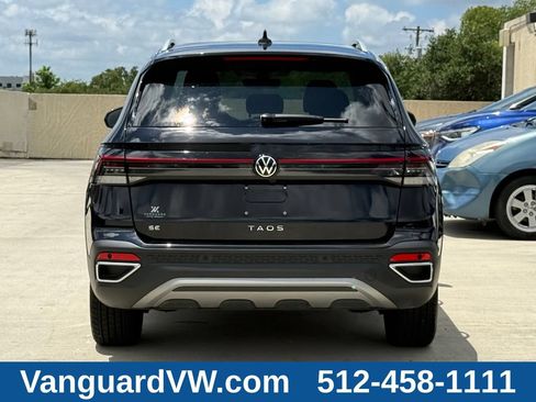 Used 2025 Volkswagen Taos SE w/ Panoramic Sunroof Package FWD image 7