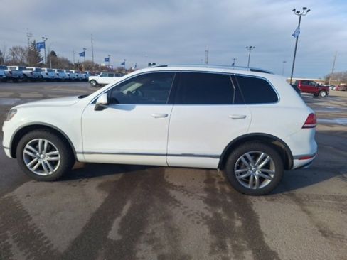 Used 2016 Volkswagen Touareg Sport image 5