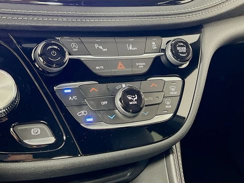 New 2027 Chrysler Pacifica Limited AWD/4WD image 16