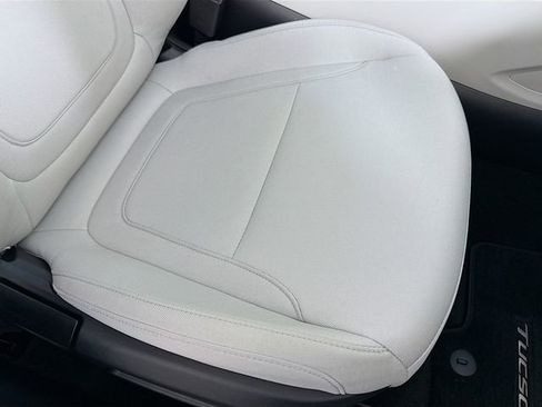 Certified 2025 Hyundai Tucson SE image 32