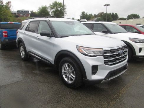 New 2025 Ford Explorer Active image 2