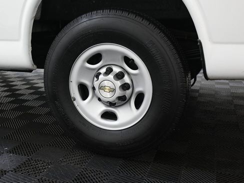 Used 2021 Chevrolet Express 2500 image 18