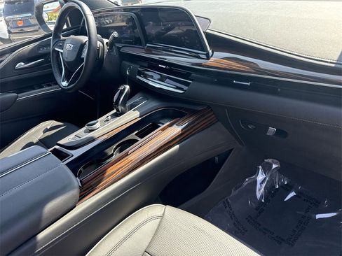 Used 2024 Cadillac Escalade Premium Luxury image 28