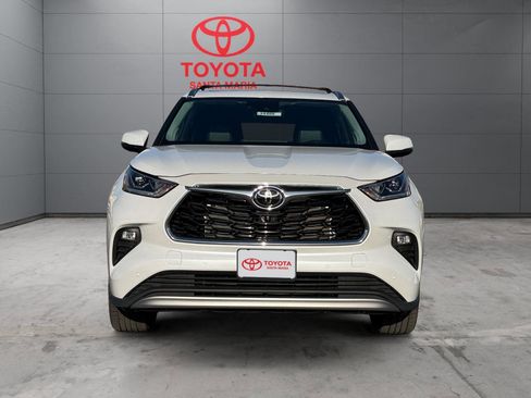 Used 2023 Toyota Highlander Platinum image 3
