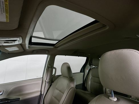 Used 2015 Toyota Sienna XLE FWD image 25