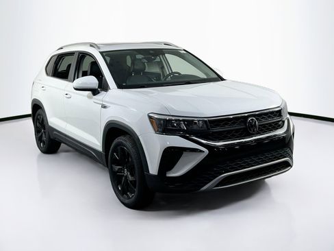 Used 2022 Volkswagen Taos SE image 3