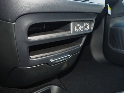 New 2025 Chrysler Voyager LX image 30