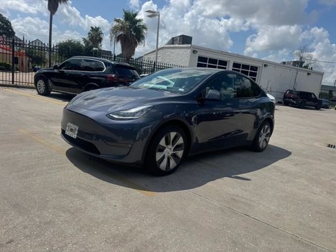 Used 2022 Tesla Model Y Long Range AWD/4WD image 3