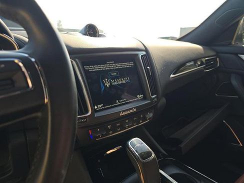 Used 2019 Maserati Levante image 11