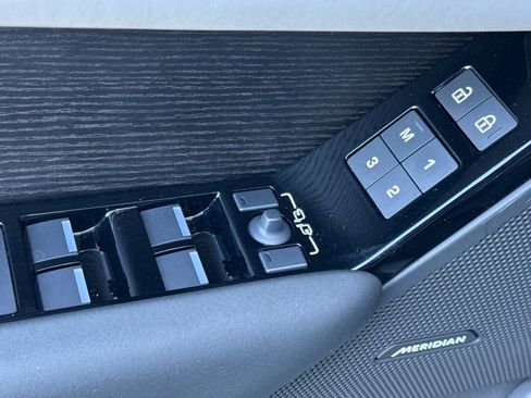 Used 2026 Land Rover Range Rover Velar Dynamic SE image 11