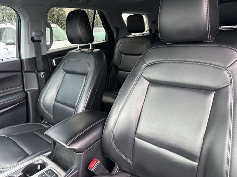 Used 2022 Ford Explorer XLT w/ Equipment Group 202A image 24